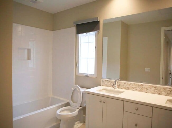 Building Photo - 118 Della
