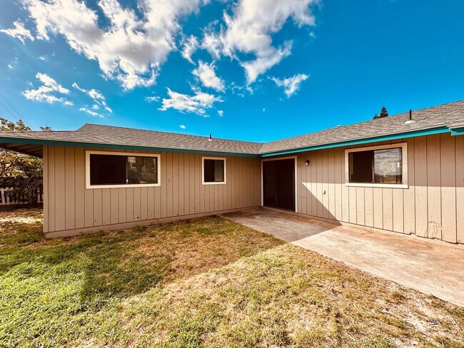 Building Photo - Single Level, 3-bedroom 2-bath Newly Renov...