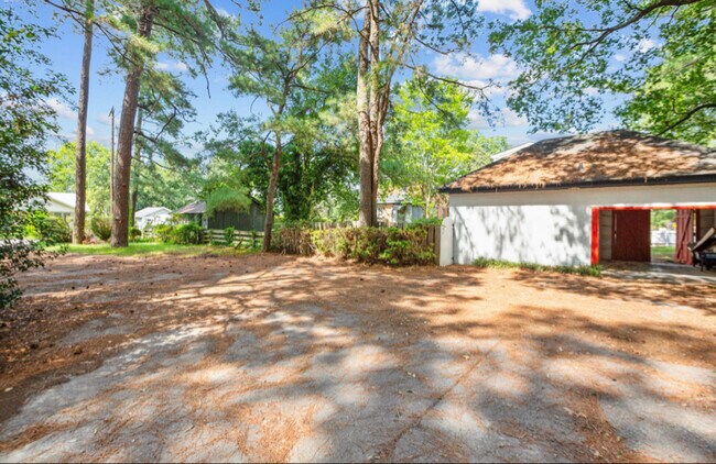 Foto del edificio - 620 Falls Rd