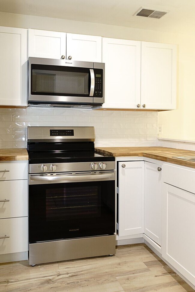 Foto del edificio - Cozy Two Bedroom Townhouse