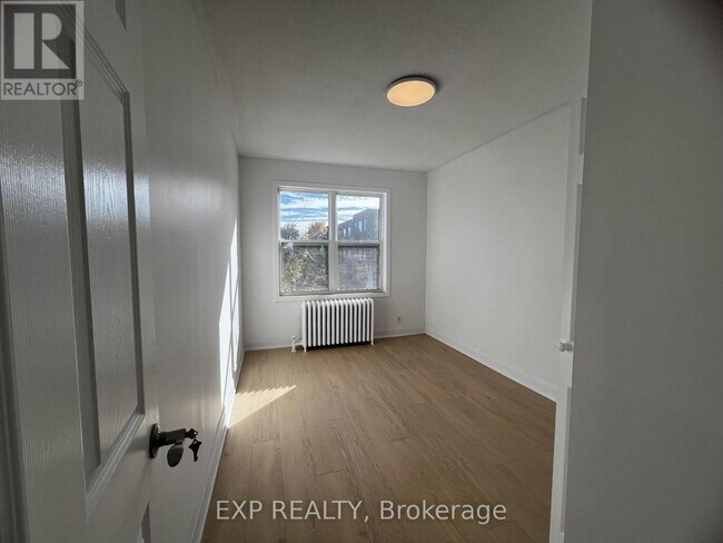 Photo du bâtiment - 804A St Clair Ave W