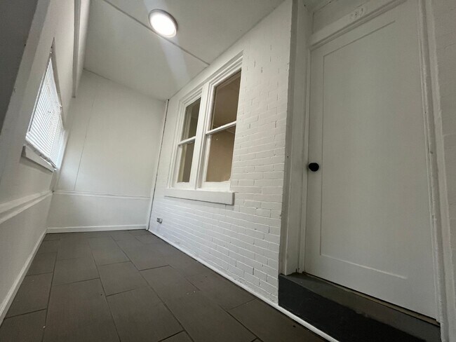 Building Photo - Renovated 3 Bedroom/1 Bathroom Home Availa...