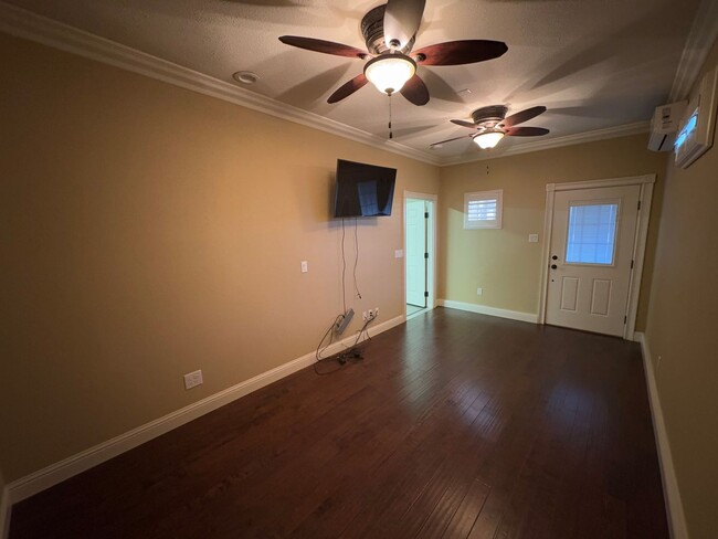 Building Photo - NW Visalia home available now! *Private Sh...