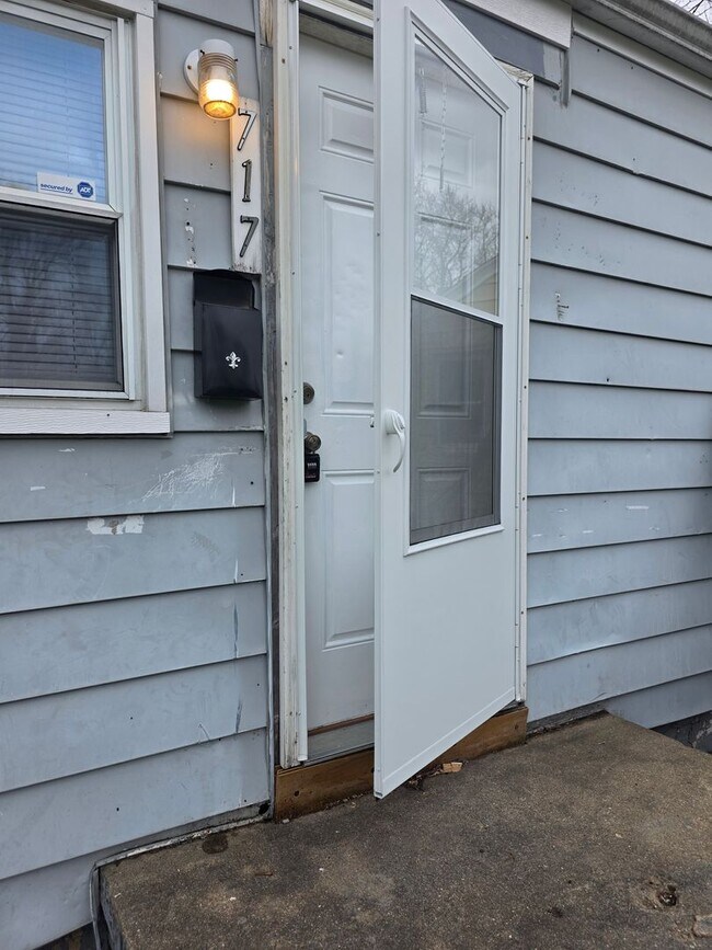 Building Photo - 717 Huey St