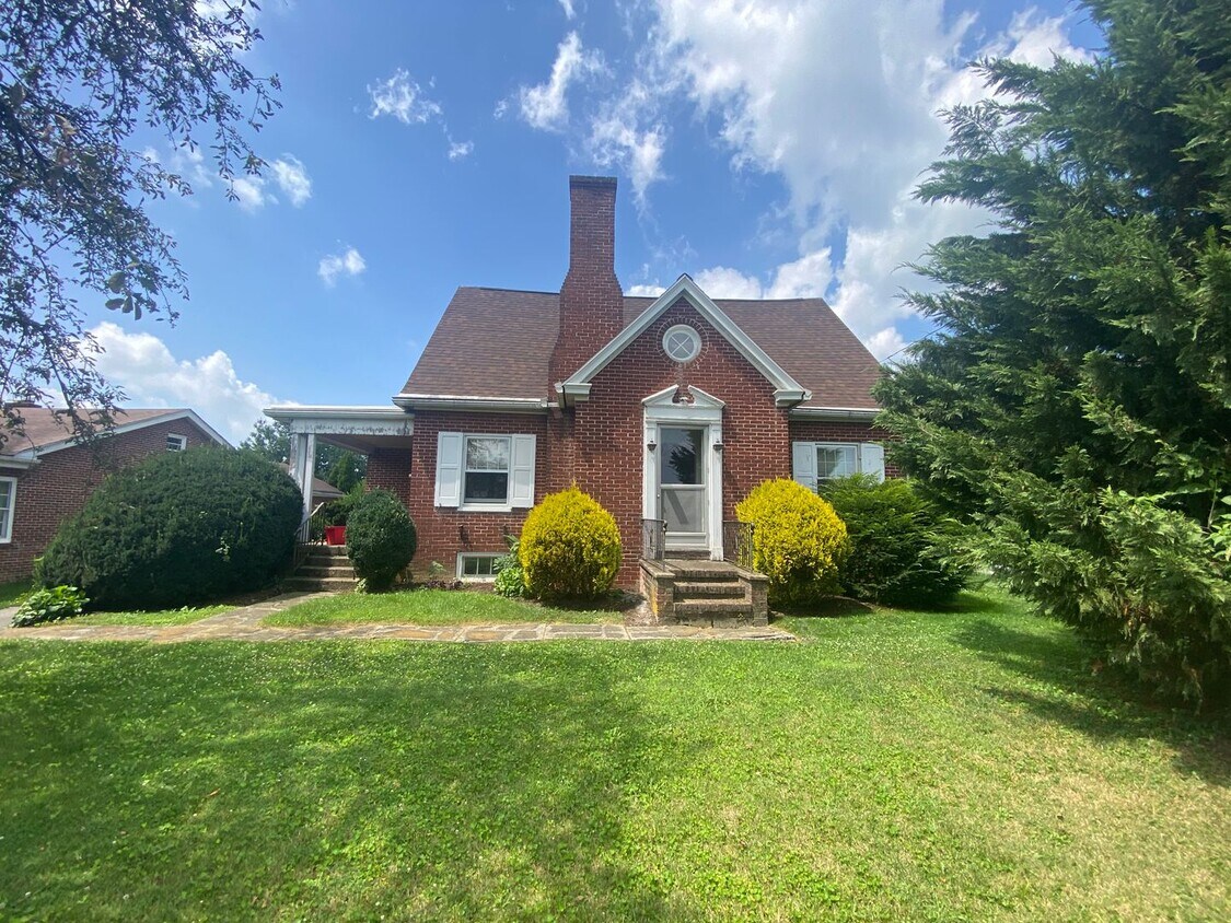 Primary Photo - Amazing Cap Cod with 2 BR/ 1.5 BA and Bonu...