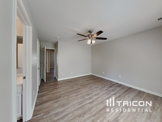 Foto del edificio - 121 Autumn Woods Blvd