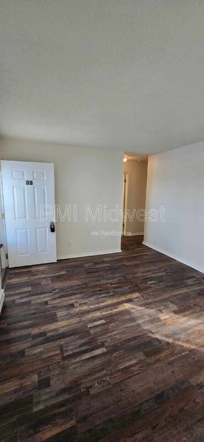 Foto del edificio - 570 US-52