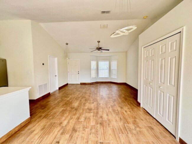 Foto del edificio - Stunning 4 Bedroom, 2 Bath Home with HUGE Patio &amp; Backyard