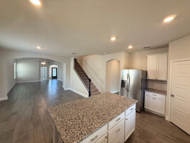 Foto del edificio - Stunning 4-Bedroom Home with Office & Reso...