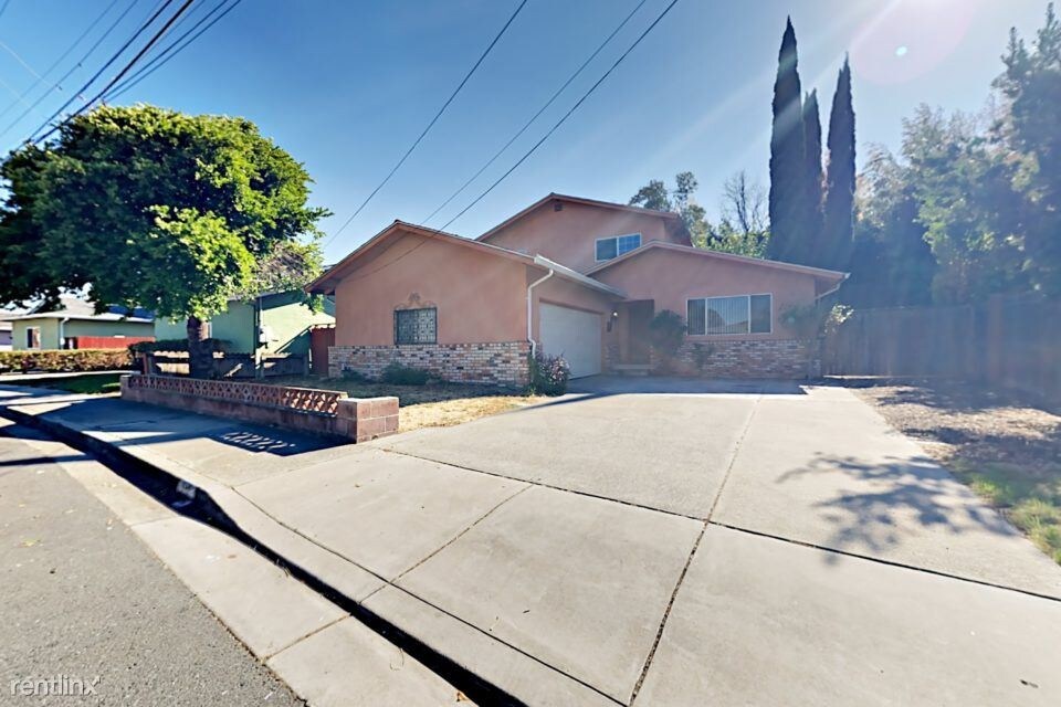 Primary Photo - 62 S Lake Dr