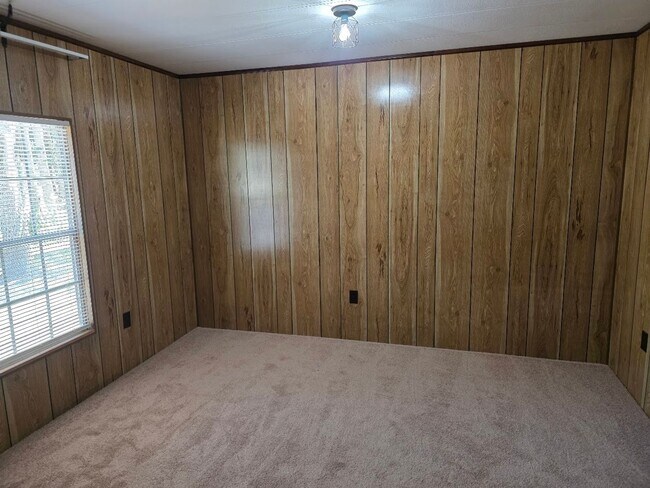 Building Photo - If your looking for space, look no more!