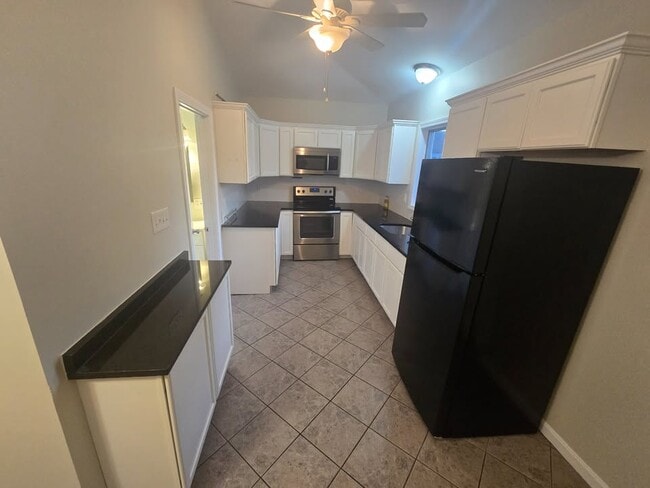 Building Photo - 625 County St