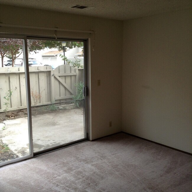 Building Photo - 498 Hollyberry Ct