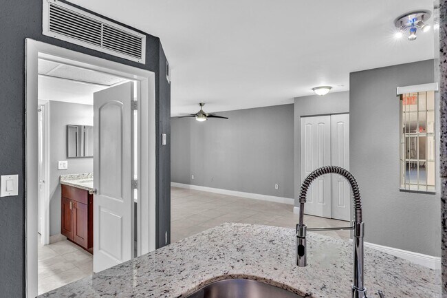 Foto del edificio - 2880 N Oakland Forest Dr