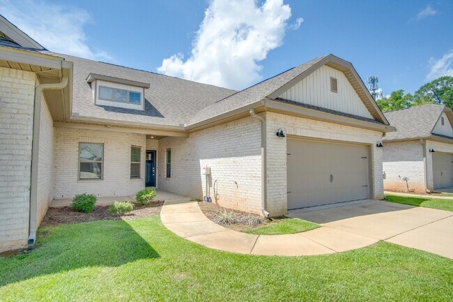 Foto del edificio - Spacious Cantonment Townhome with Open Layout, 2-Car Garage, Covered Back Porch & Easy Access to ...