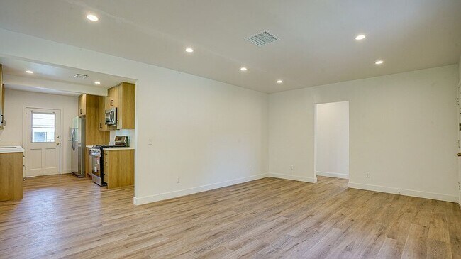 Foto del edificio - 6114 Saturn St