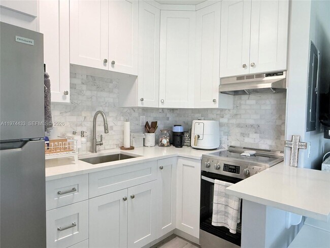 Foto del edificio - 130 N Collier Blvd