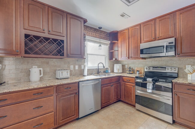 Building Photo - 302 Lampros Ct