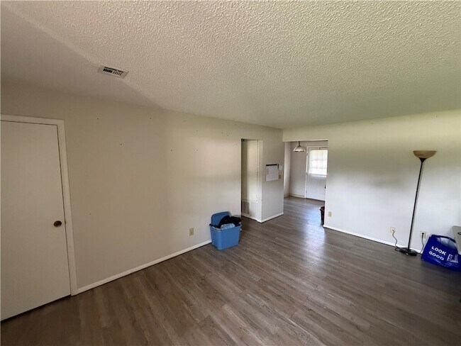 Foto del edificio - 1657 W Pleasant Grove Rd