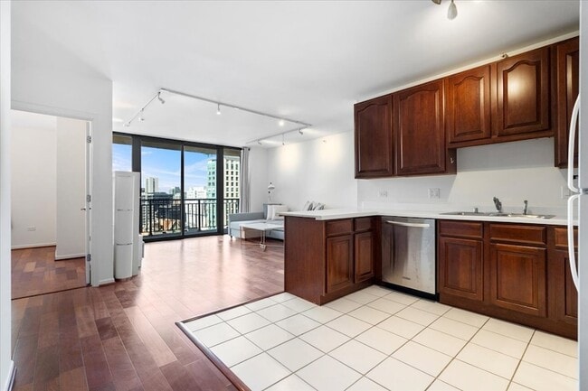 Foto del edificio - 630 N State St