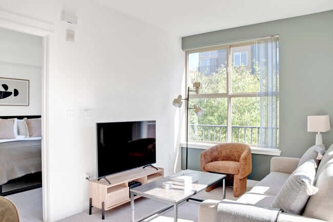 Building Photo - 11000 NE 10th St