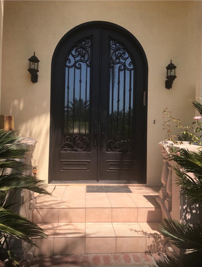 Building Photo - 12147 Miranda St