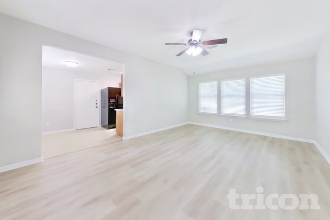 Building Photo - 10951 Royal Forest Dr