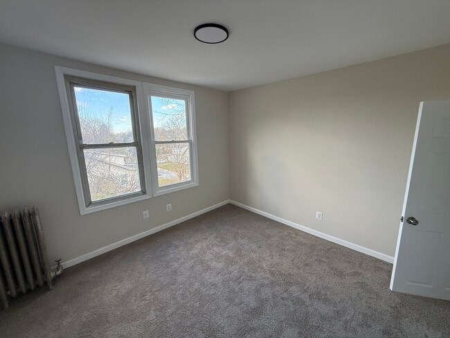 Building Photo - 1 Bedroom apartment with a bonus Den- Available today! - Price Reduced