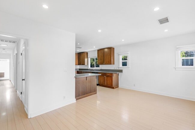 Building Photo - 1137 N Hudson Ave