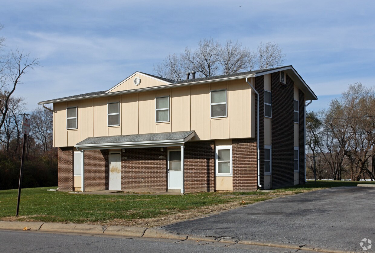 Building Photo - Belrose Manor