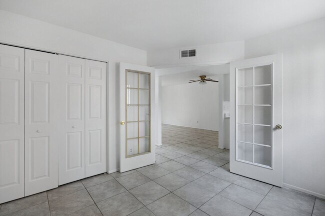 Foto del edificio - Freshly Updated Condo with In-Unit Laundry