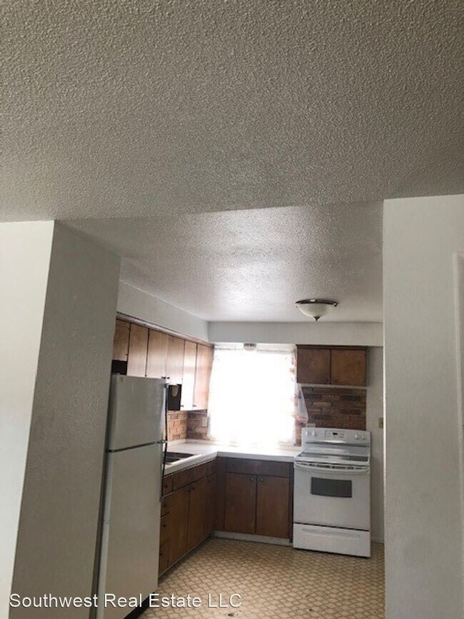Building Photo - 2 br, 1 bath House - 1011 Trona Dr