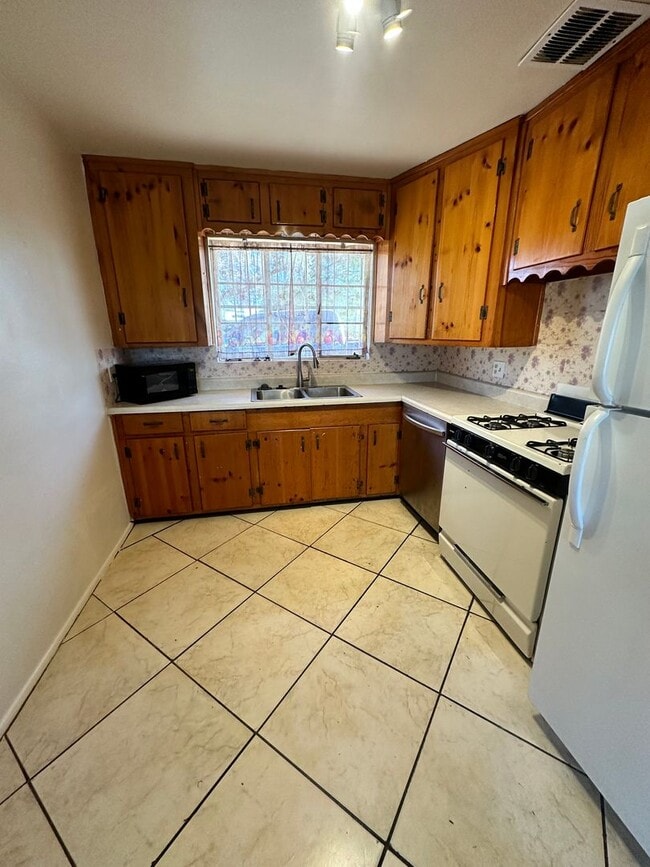 Foto del edificio - 4 Bed, 2 Bath House on a Large Corner Lot for Rent (22nd St/Wilmot)