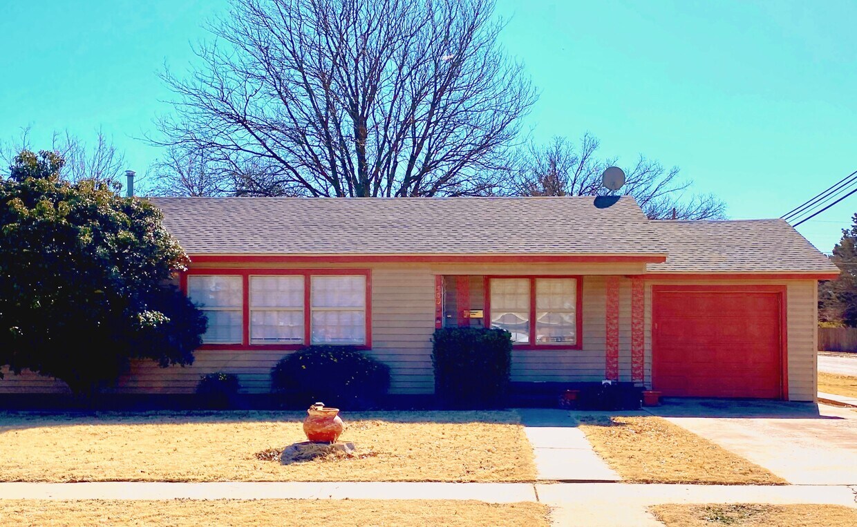 Primary Photo - 500 E 12th St
