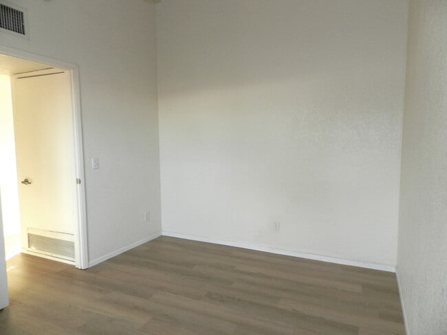 Building Photo - 2510 E Eastland St