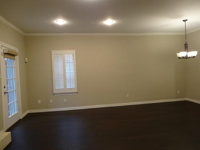 Building Photo - 626 Augusta Dr