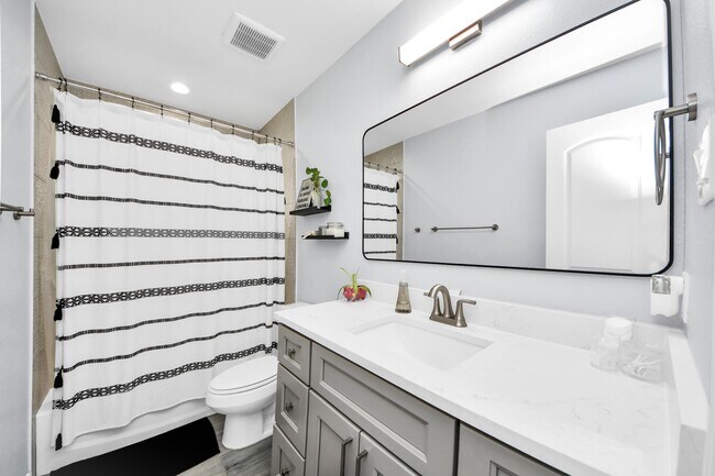 Building Photo - 834 Ellington St