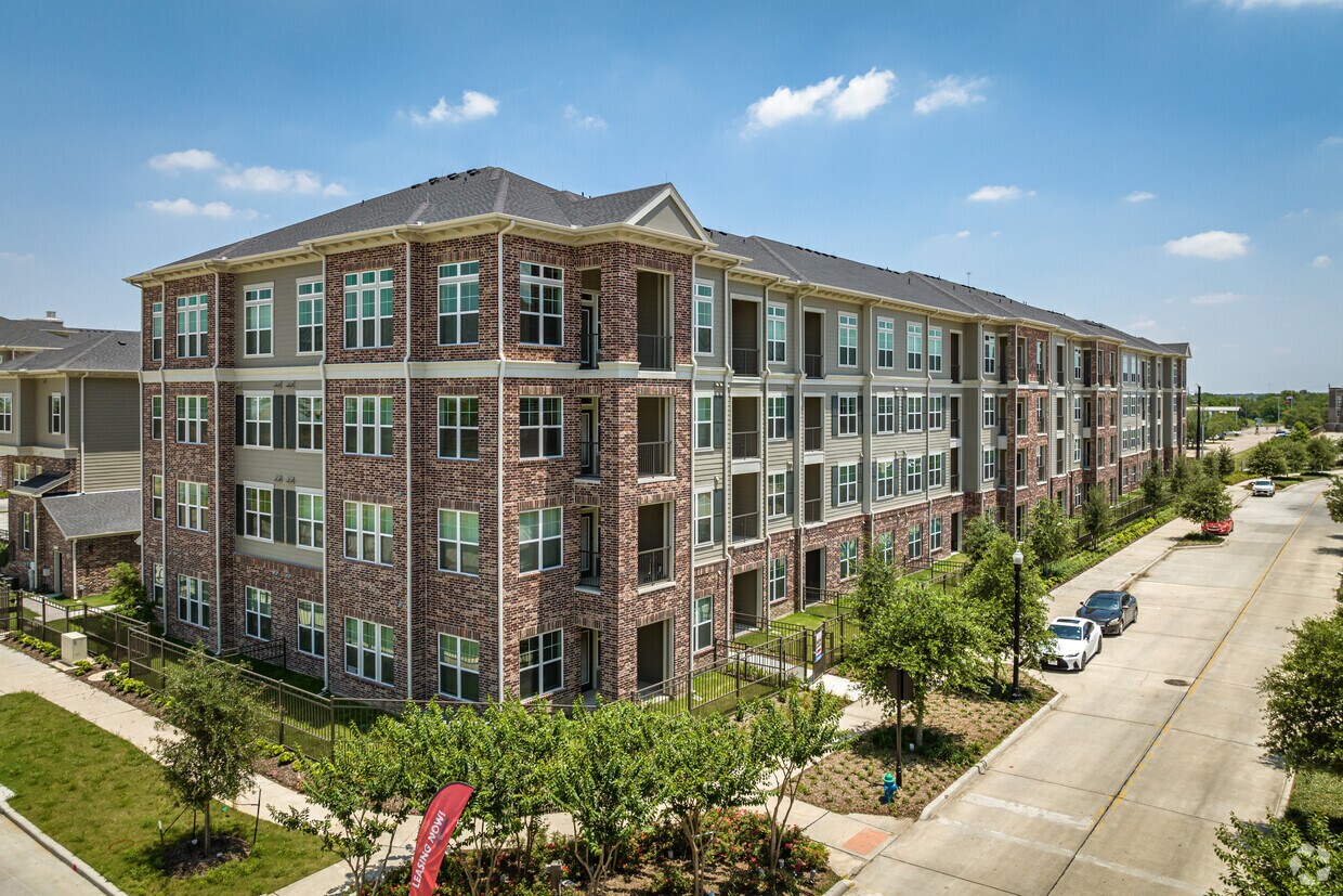 Charleston at Fannin Station Apartments at 9779 Fannin Railway