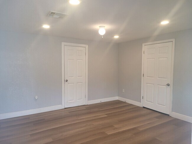 Foto del edificio - 1320 S Oleander Ave