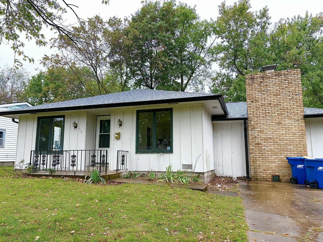 Primary Photo - CHARMING 3 BEDROOM / 1 BATHROOM HOUSE IN J...