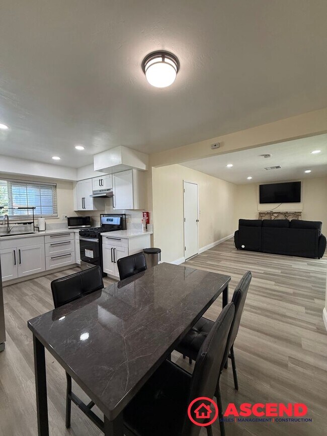 Foto del edificio - Charming 3 Bedroom / 2 Bath Home + Additional Office