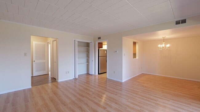 Building Photo - TRENT 559