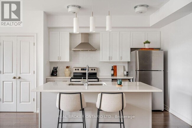 Building Photo - 590 Compass St