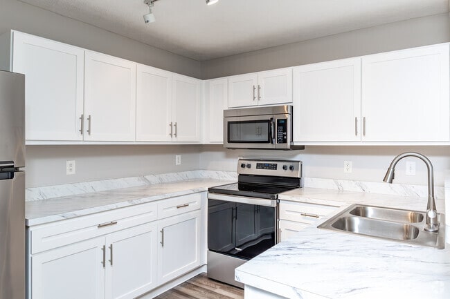 2BR, 1,5BA - 1,000SF - Kitchen - Sunbury Commons