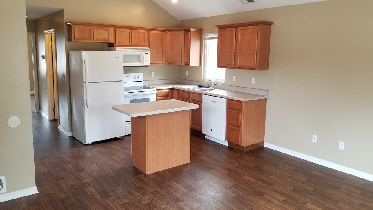 2903 Kitchen - 2901 Hickman Rd