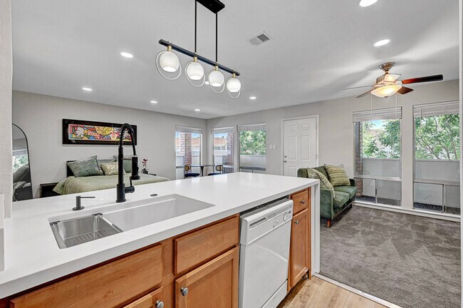 Foto del edificio - 740 Oakmont Ave