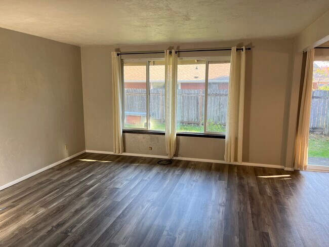 Foto del edificio - 2409 NW Garryanna St