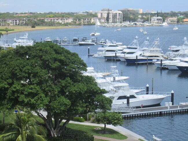 Foto del edificio - 134 Lakeshore Dr