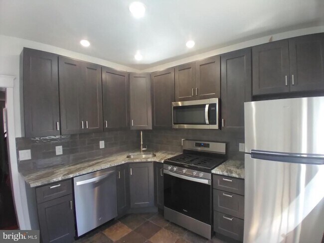 Building Photo - 224 Watkins St