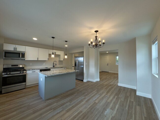 Foto del edificio - Spacious 3Bed/2Bath Townhome with Modern Amenities and Outdoor Space in Woodlawn MD